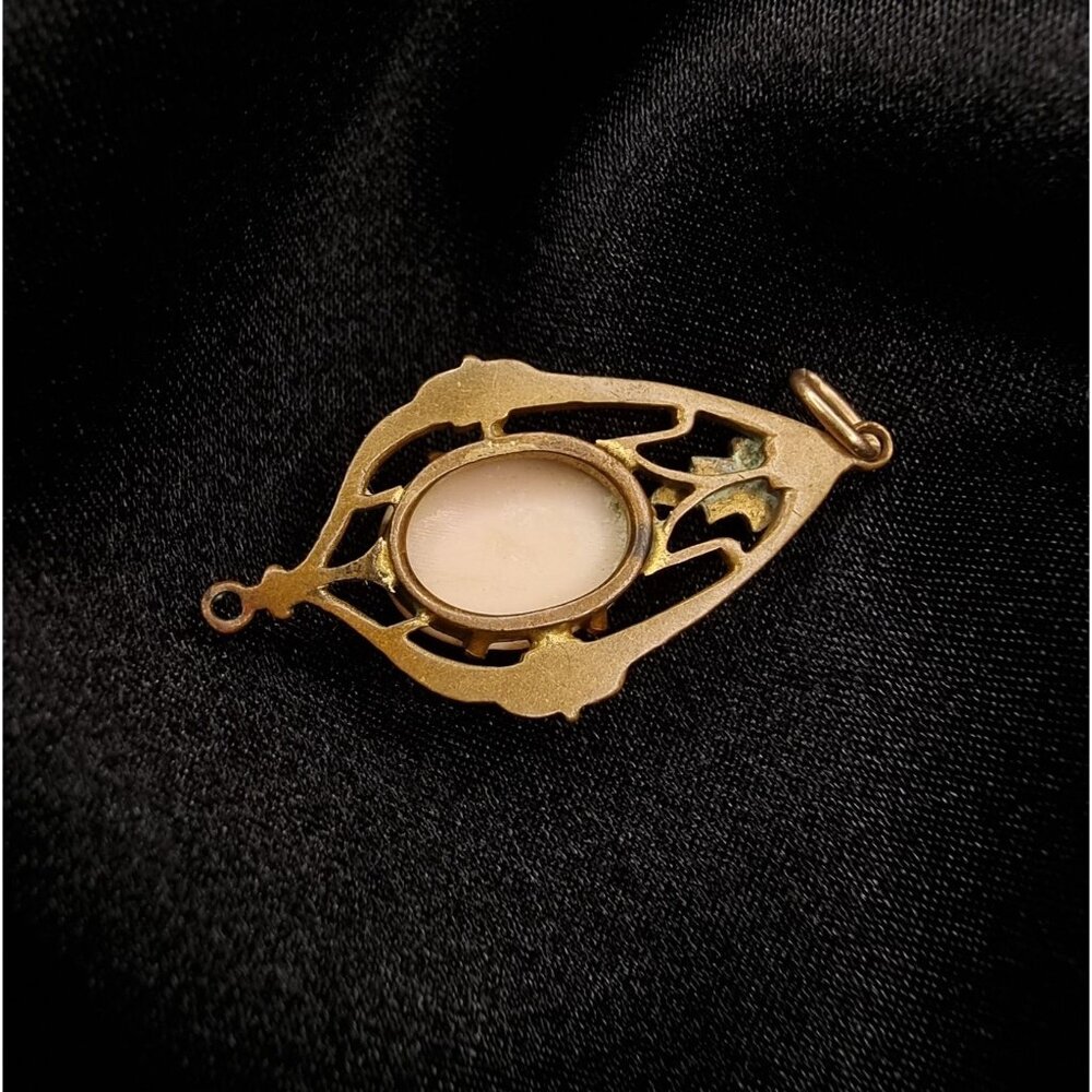 Antique Victorian Cameo Pendant With Intricate Frame And Leaf Detail - Picture 5 of 5